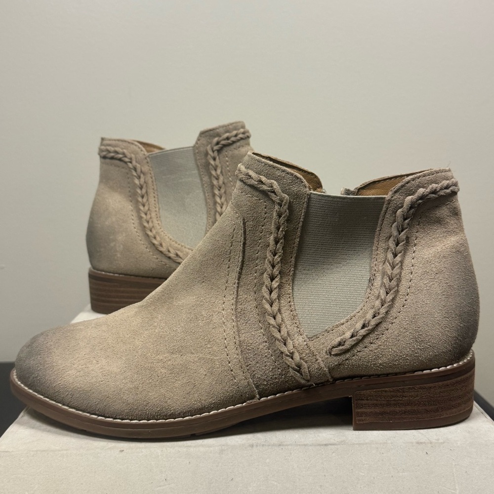 Earth Etnika Bootie, 10W, Taupe color, NWOT - Picture 2 of 15
